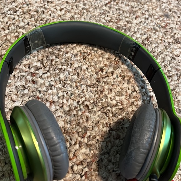 Beats Solo headphones - lime green - Picture 6 of 8